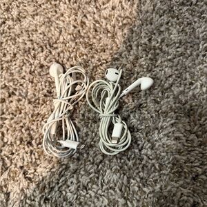 Apple wired earbuds